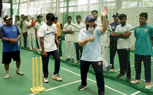 Mushtaq Ahmed shares expertise with 16 young leg-spinners in specialised session