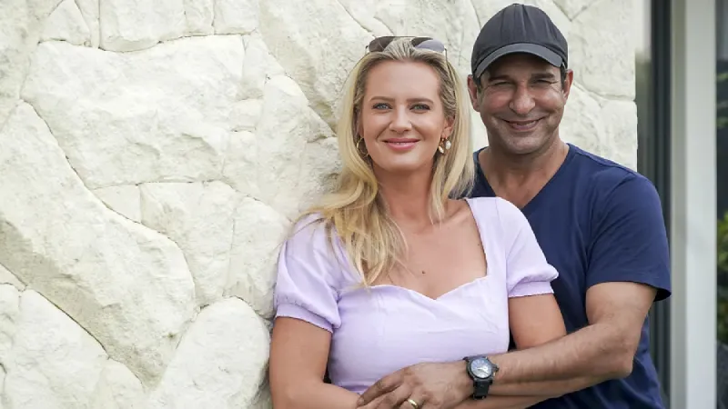 Wasim Akram’s wife trolls him with hilarious picture on anniversary